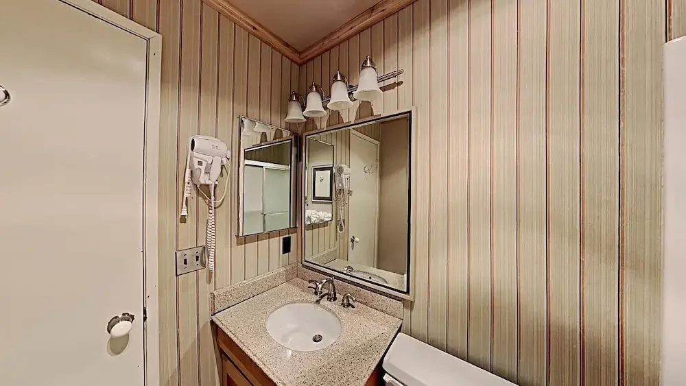 Cozy 4-Bedroom Home with Pool and Mountain View!