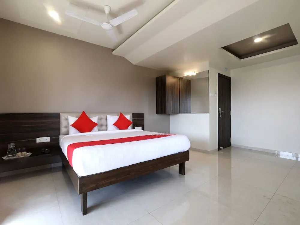OYO 12844 Sri Sai Suites