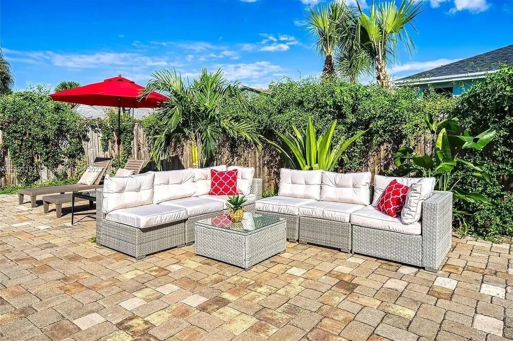 Sun-kissed Retreat: Poolside And Beach Nearby! 4 Bedroom Home by RedAwning