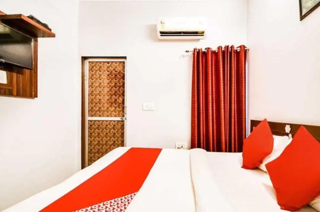 OYO Flagship 80511A Hotel Manyvar