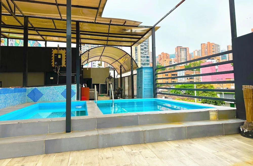 $ PROMO $ Big Rooftop Apt 10 BDRM w/Pool @Poblado