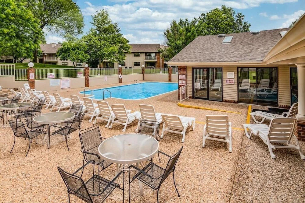 Jim and Roses Cozy Condo 15 Min to Downtown!