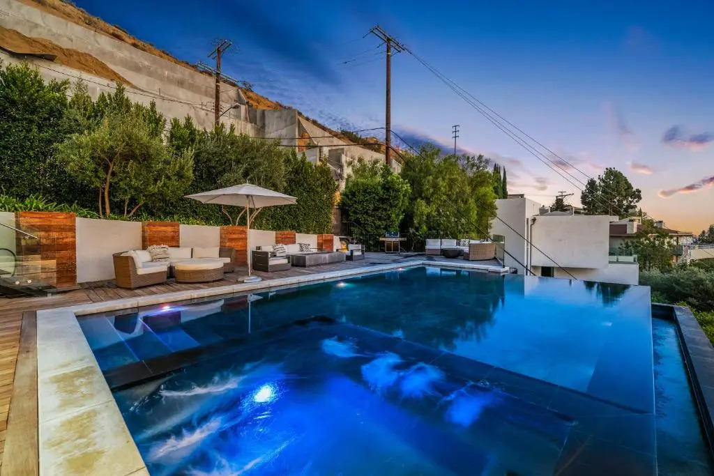 Modern Smart Home With Spectacular Views