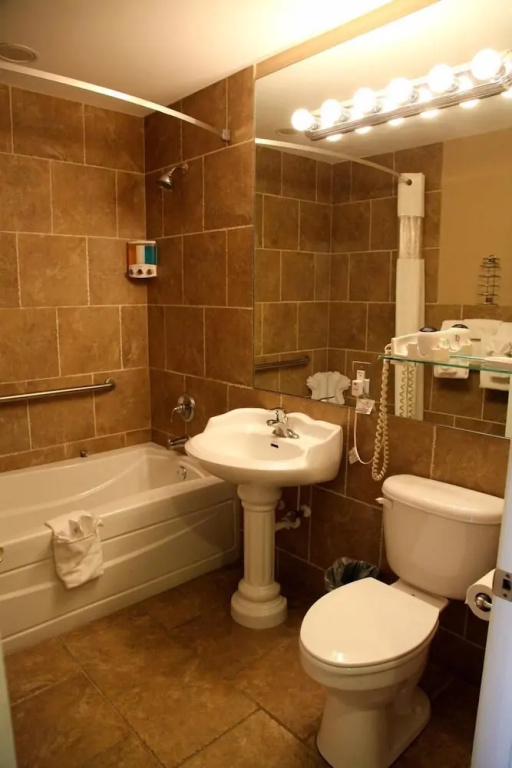 Lake Grassy Inn & Suites