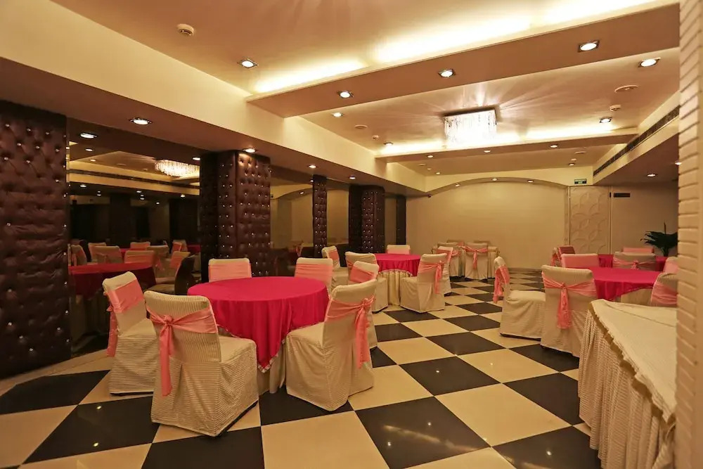OYO 10965 Emblem Hotel