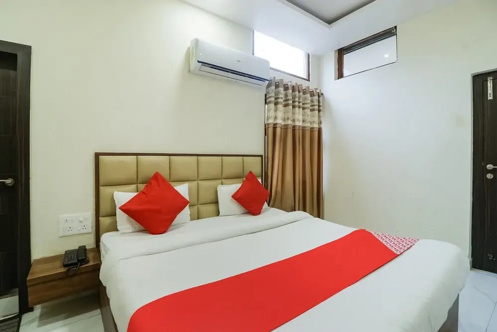 OYO 28789 Hotel Adarsh