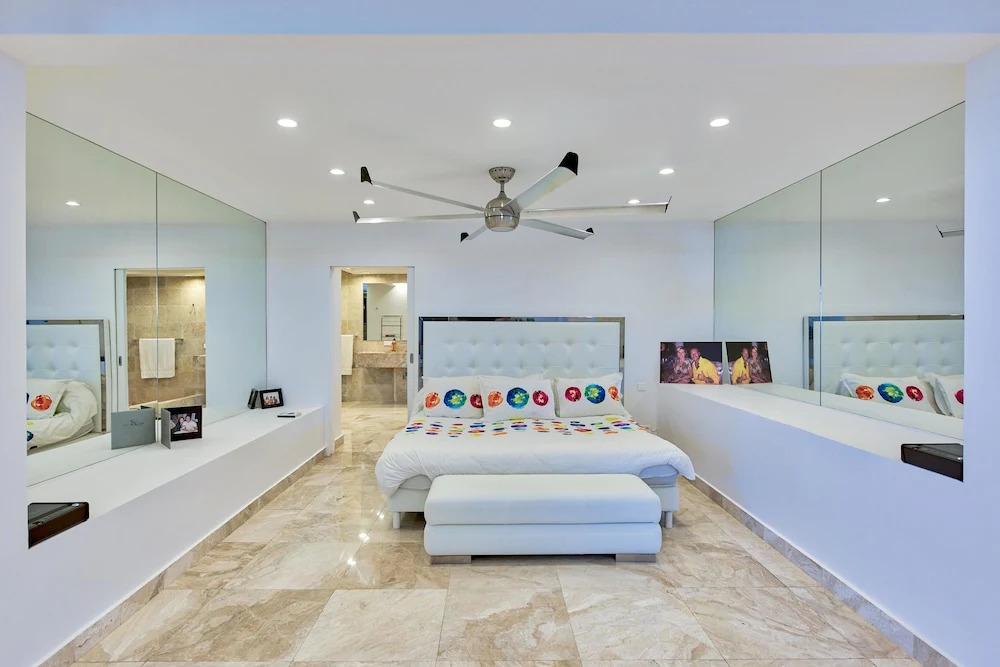 Swanky Caribbean Estate, Ocean Views, Heated Pool, AC, Free Wifi, Ping Pong, Pool Table