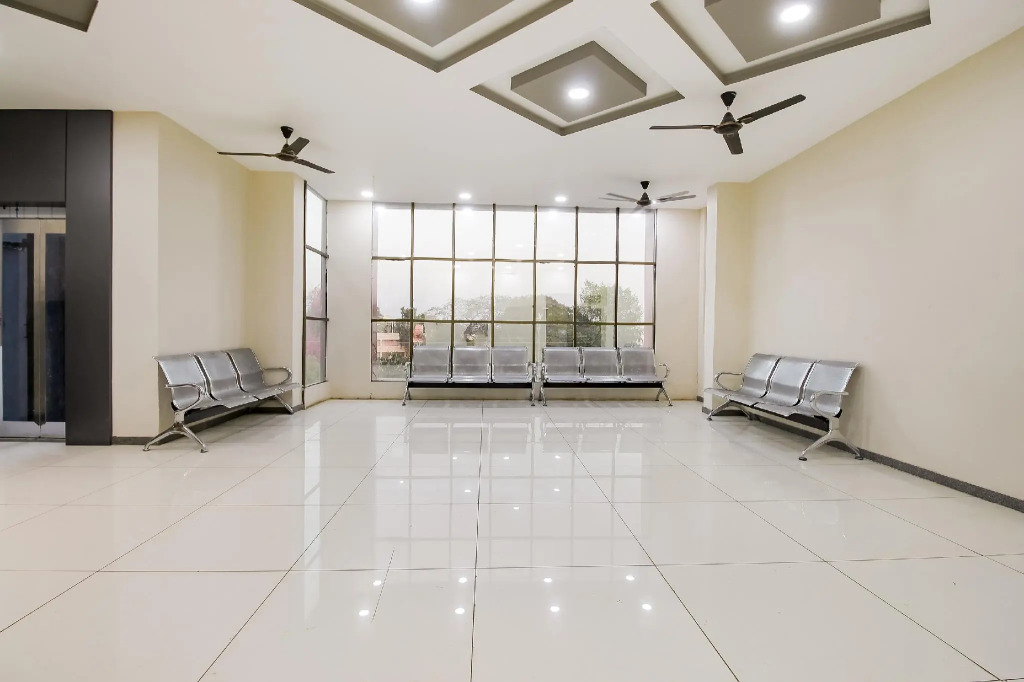 OYO Flagship 71595 Hotel Lakhdatar