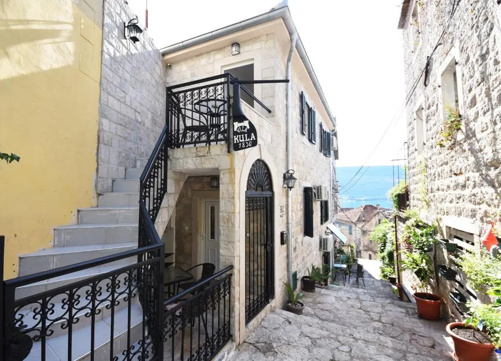 VILA KULA 1830 Apartments