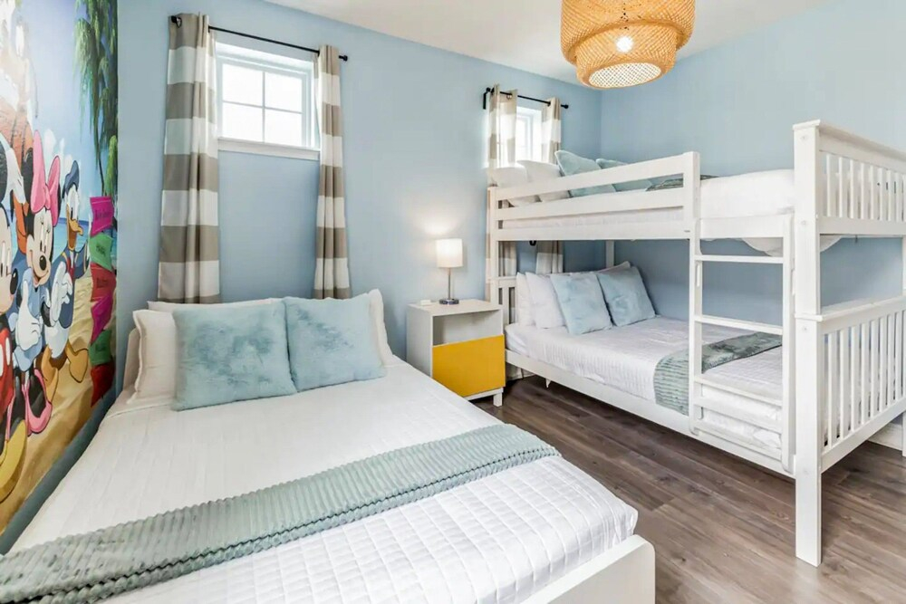 Near Theme Parks, fun Filled Home With Harry Potter Bedroom, & Private Pool