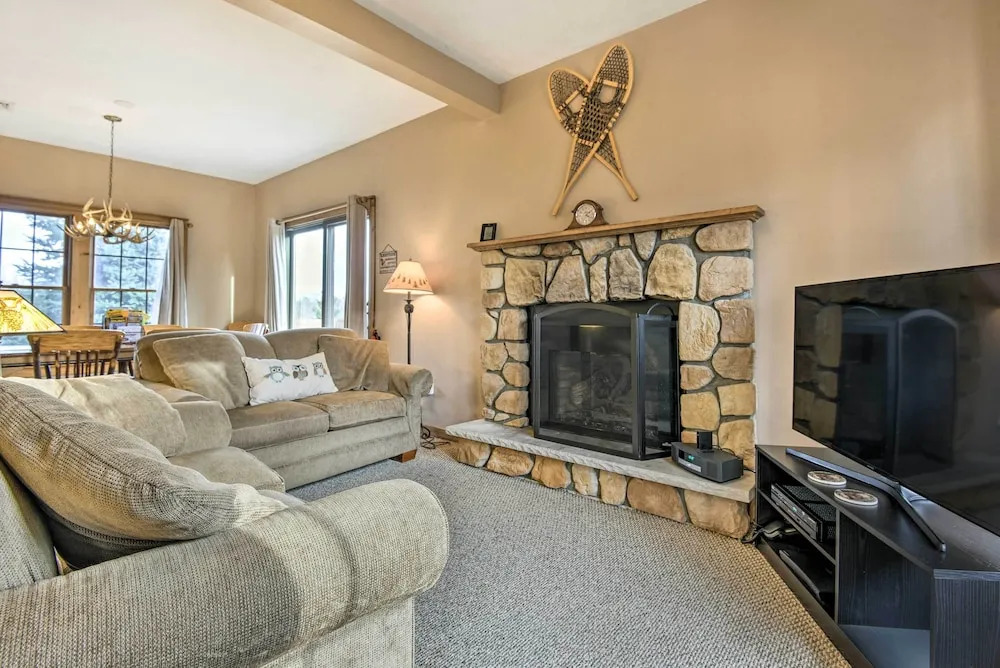 Tannersville Cozy Home w/ Deck, 1 Mi to Camelback!