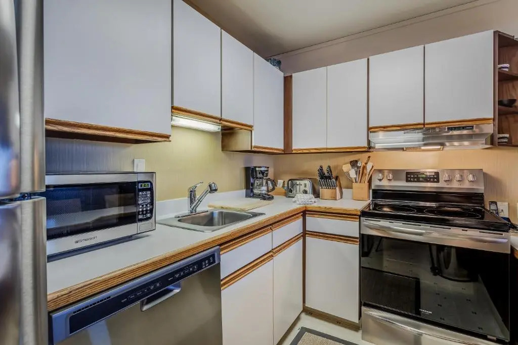 Laurelwood Condominiums 402