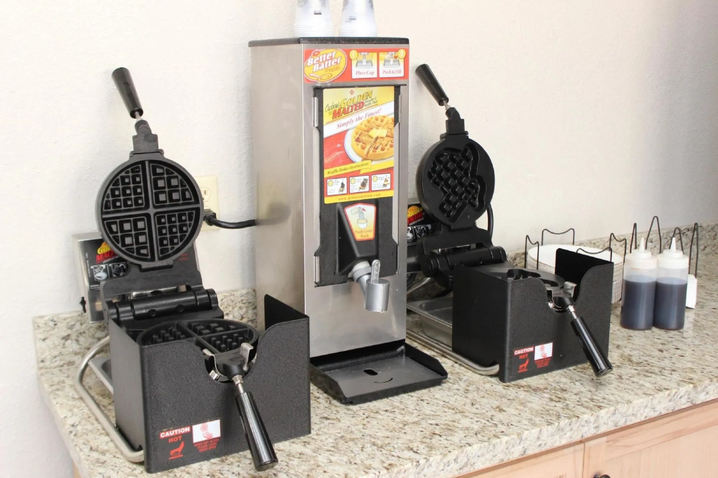 Spanish Trails Inn - Laredo Hotel