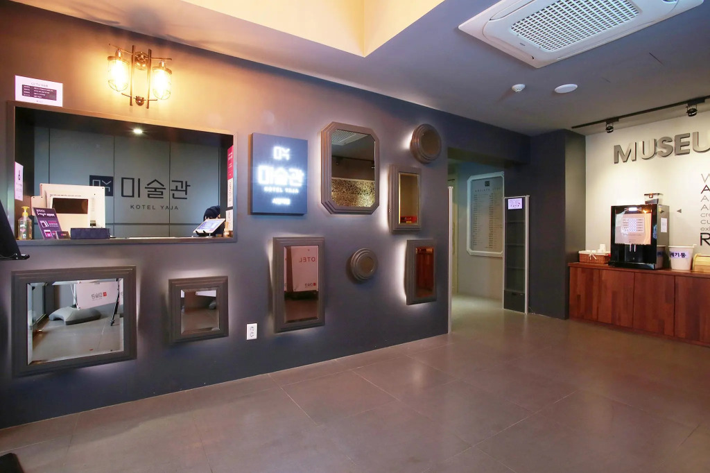 KOTEL YAJA sadang art gallery