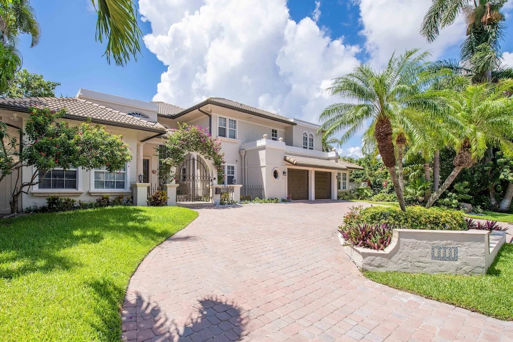 The House of 425 Coral Way 5 Bedrooms 4.5 Bathrooms Home
