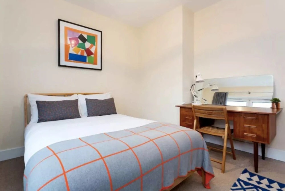 Quintessential 2 BR London Bridge Apartment