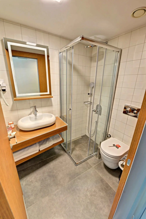 All Inn Hotel