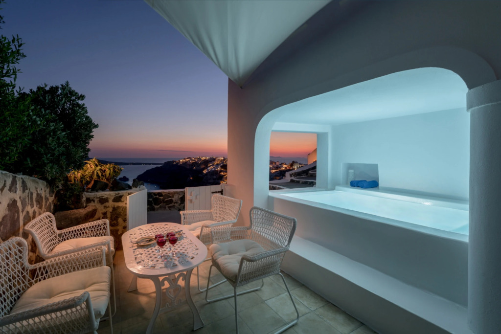 White House Villa with 3 bedrooms and amazing views at Oia