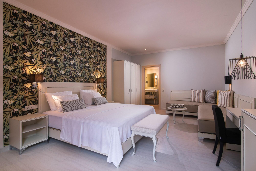 Neikos Luxury Suites