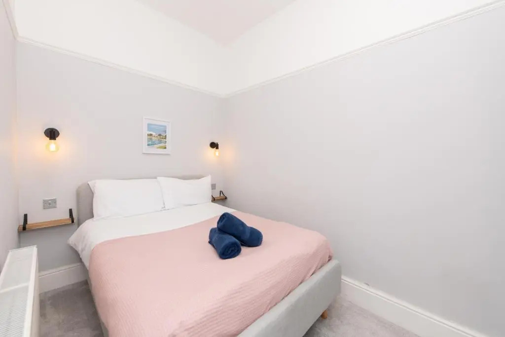 Elphinstone Apartment - Boutique 3 bed with Wi-Fi close to all amenities!