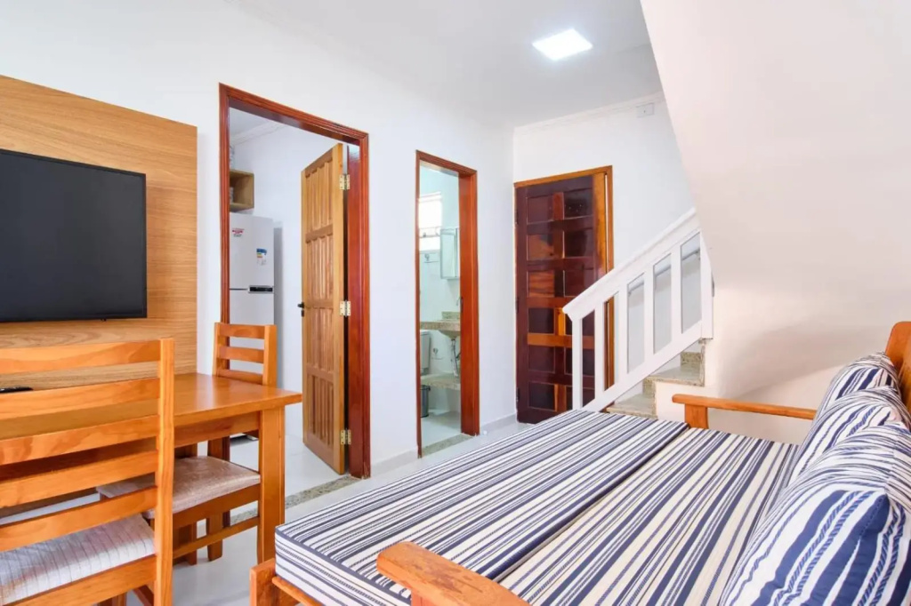 Apartamento com 02 dormitórios bem equipado com Ar condicionado - 100 metros da Praia