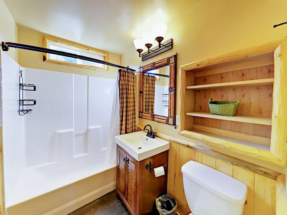 880 Edgemoor Rd Cabin