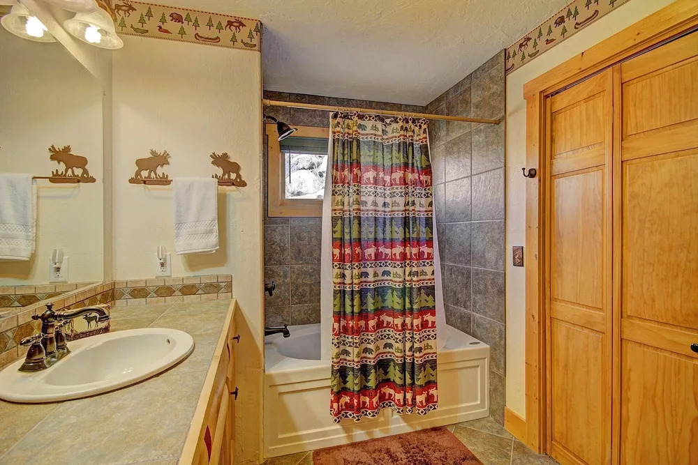 Barton  4 Bedroom Home by RedAwning