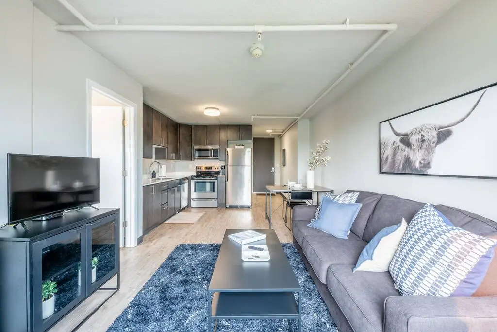 Top Floor!  Amazing Views, Free Parking, Fast Wifi & Gym!