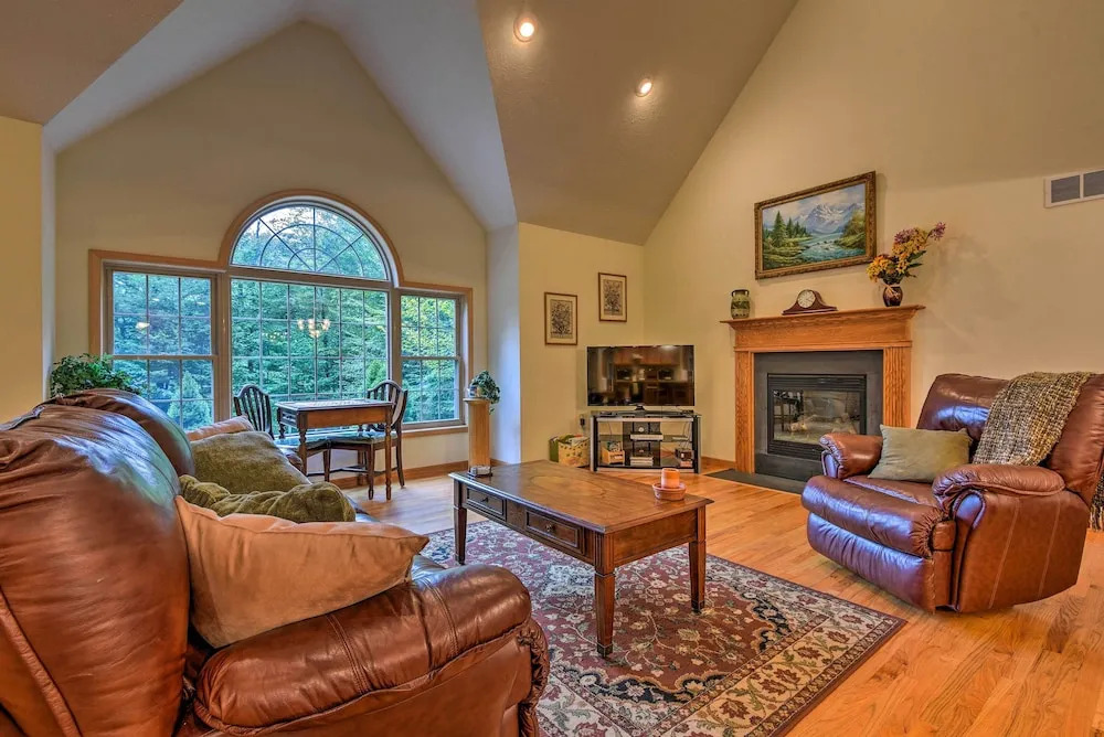 Pocono Mountain Home w/ 3 Community Lakes!