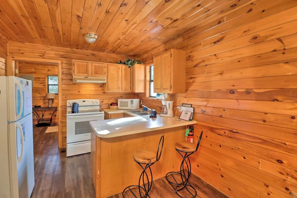 Cozy Cabin with Hot Tub 4 Mi to Broken Bow Lake