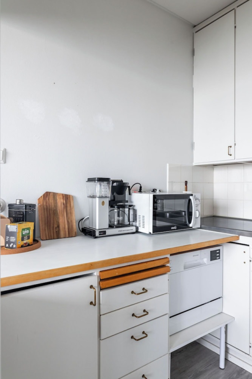 1BR Apartments next to Railway Station, Free Parking, Balcony