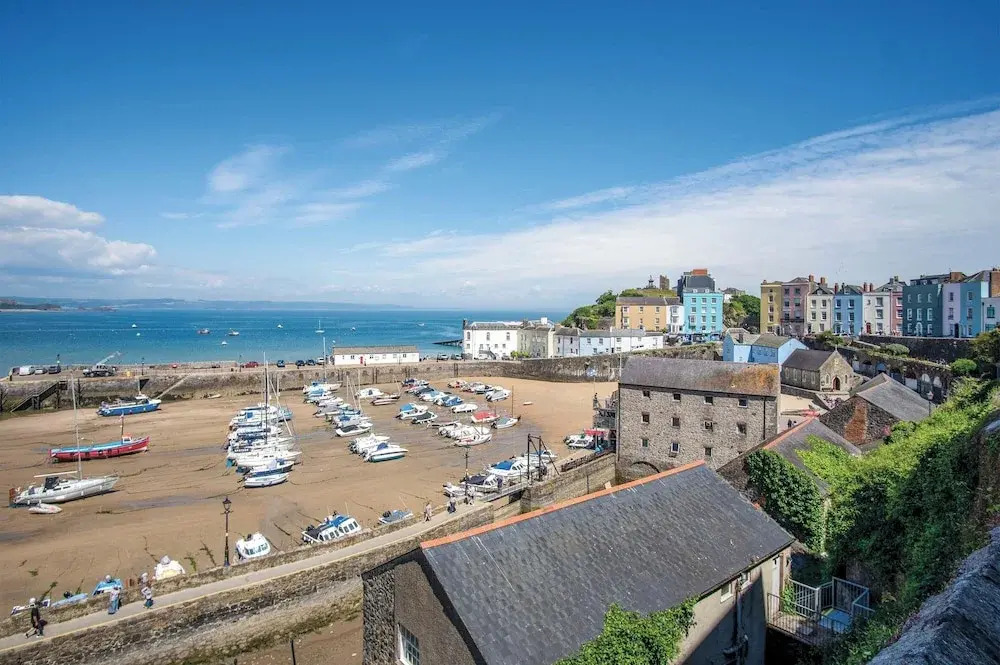 5 Belle Vue Court - 2 Bedroom Apartment - Tenby