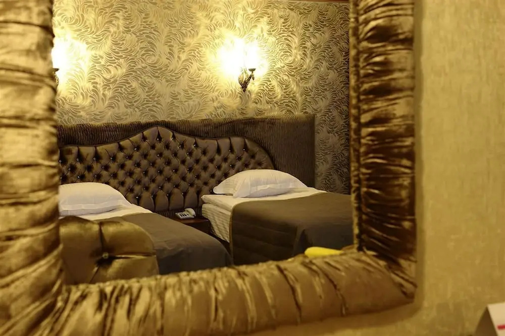 SARR TAC MAHAL HOTEl