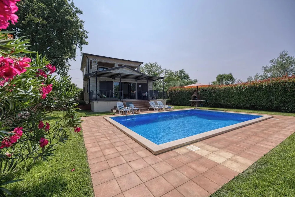 Villa Kristina With Pool
