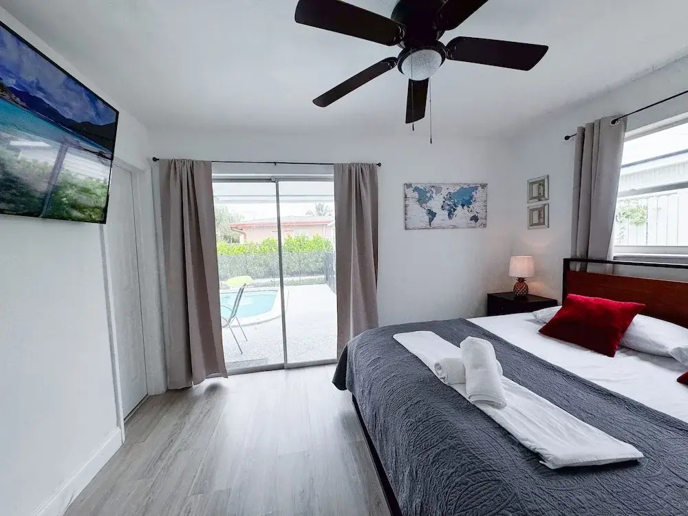 Tropical Villa King Bed Pool Top Location