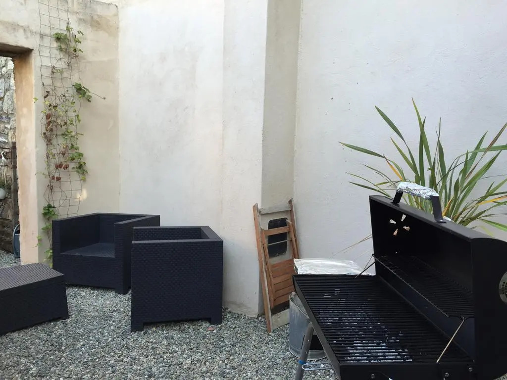 A MANDRIA, appartements avec cuisine 30m2, patio, vue Montagnes et citadelle, 5 minutes à pied du centre ville et des rivières