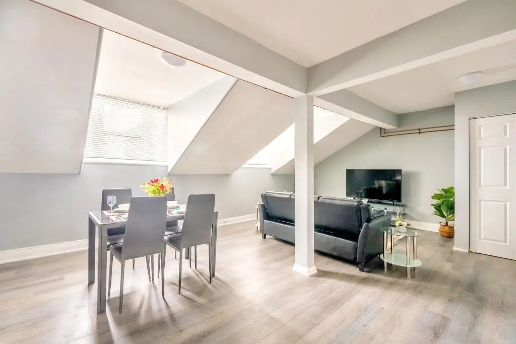 Charming 2BR Apartment - Downtown Hamilton