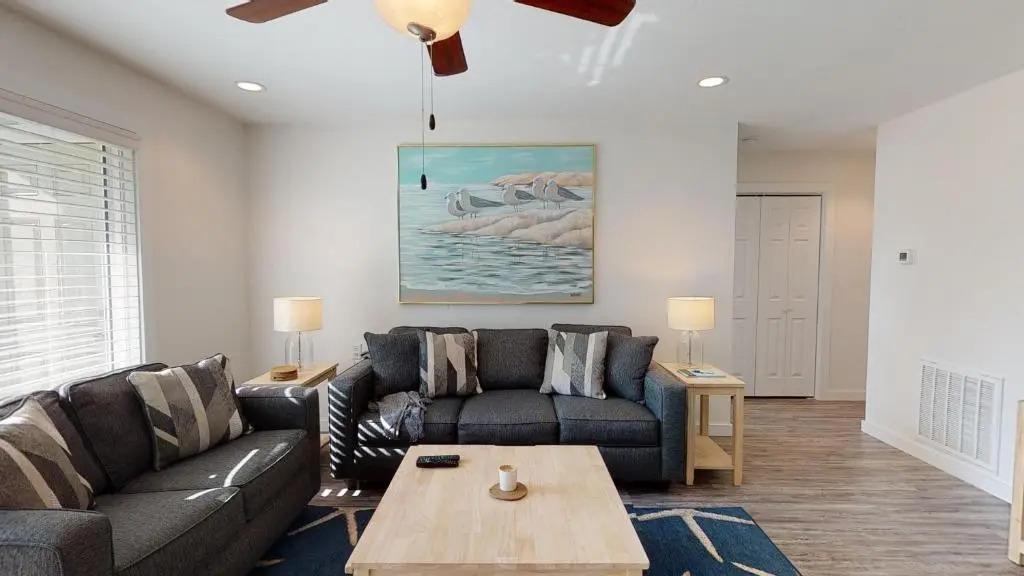 AH-H130 Newly Remodeled Ground Floor Condo, Close to PoolHot Tub