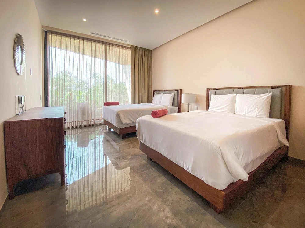 A Unique Fusion of Convenience and Luxury Stunning 3 BR Penthouse With Private Pool