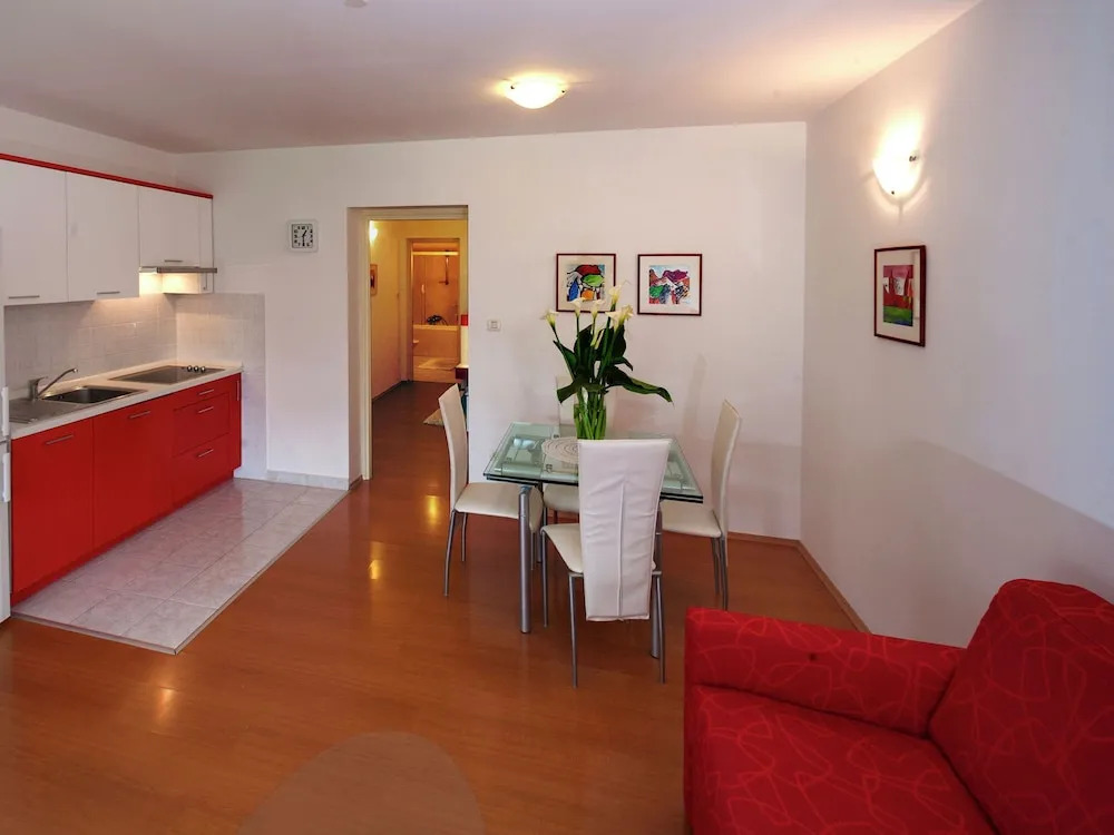 Apartment with Shared Pool, Terrace, A/C And Wifi 800 M From the Beach