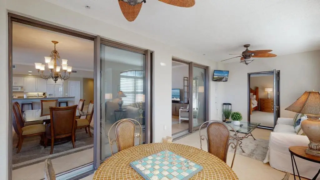 Luxury 3 Bed Condo at Popular Esplanade Overlooking Smokehouse Bay