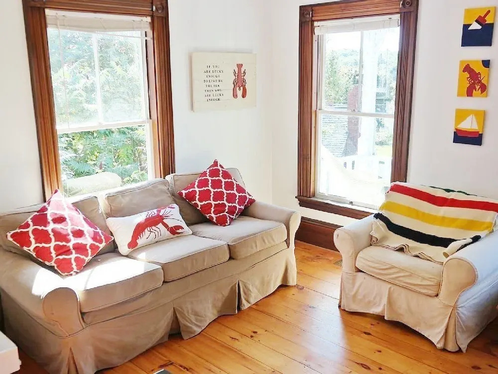 19 Hill Road Home 5 Bedrooms 2 Bathrooms Home