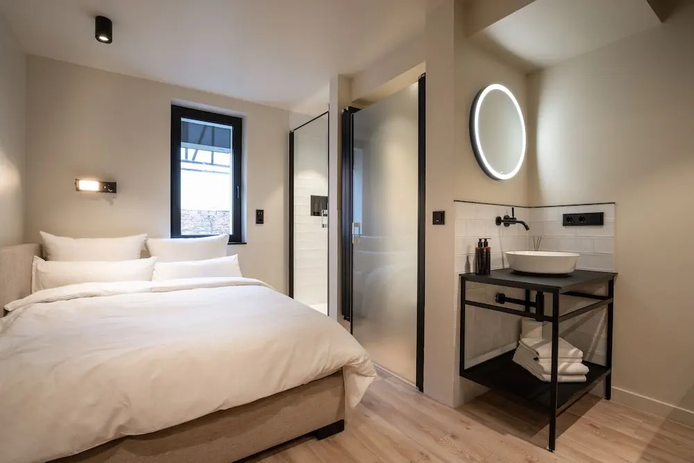 THE ADAMS - Self Check In Hotel