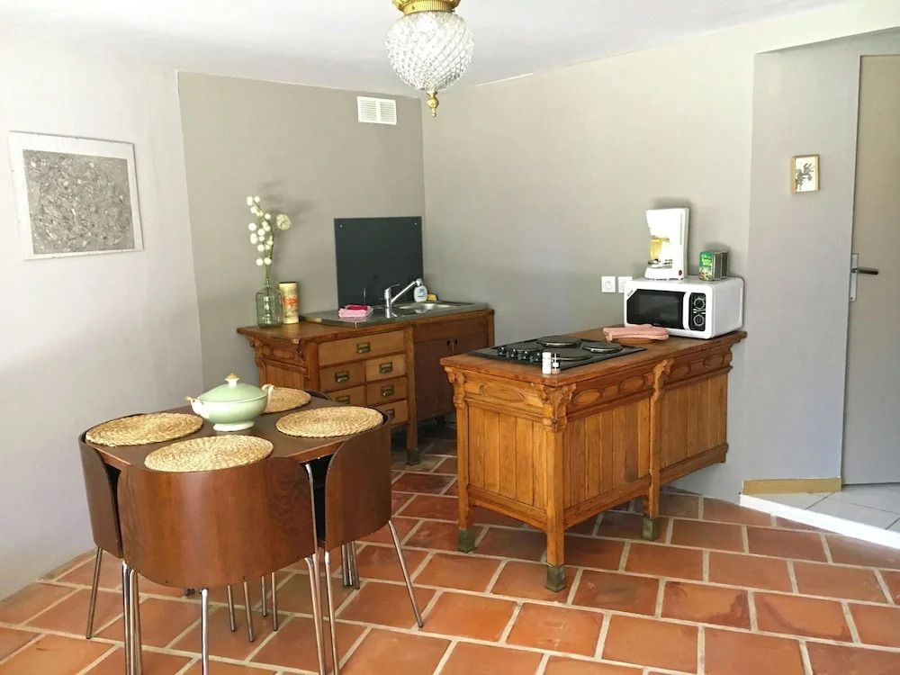 2 Tastefully Furnished Gites With Private Pool, 1km From Faucon