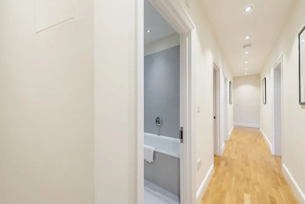 Modern Three Bedroom Apartment in Hammersmith
