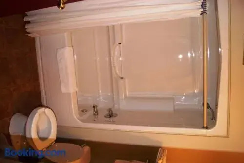 Royal Windsor Inn & Suites