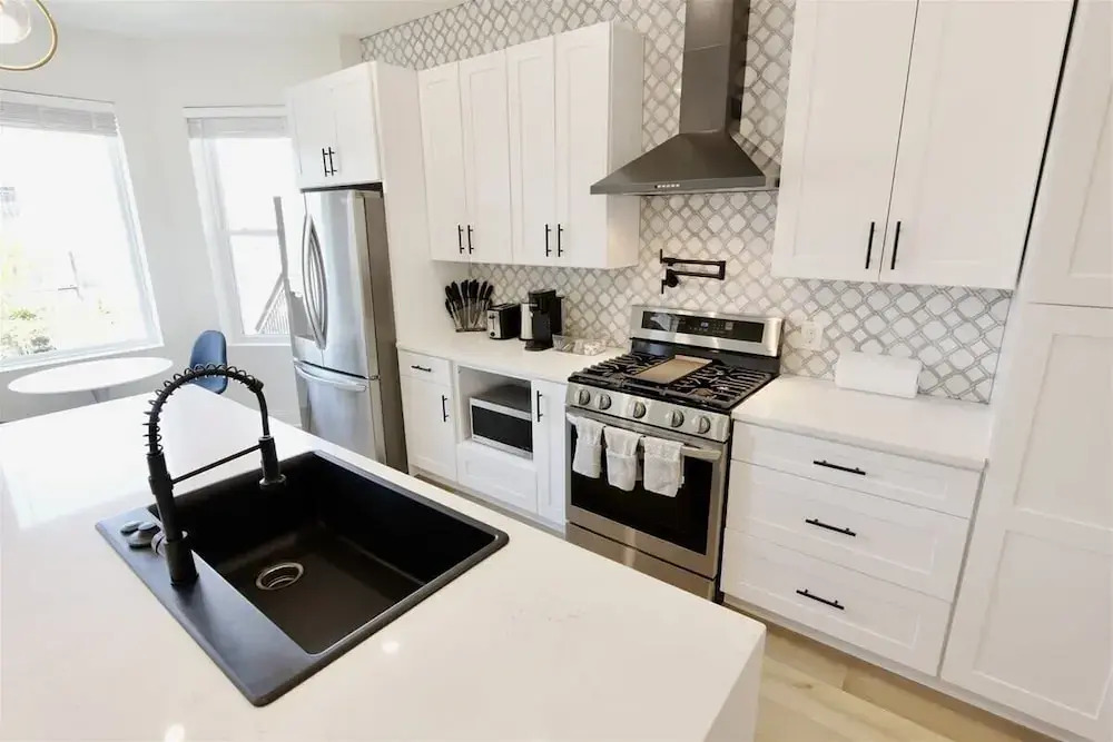 Pristine Petworth Family Home w Street Parking