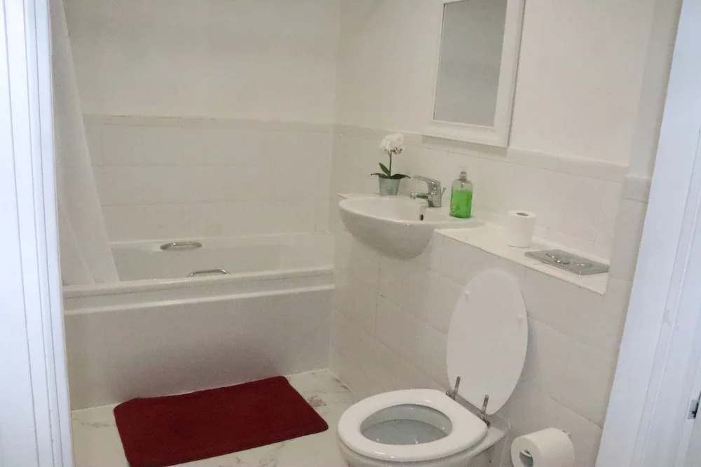 Skyline Haven Modern 2BR w/ Free Parking & 4kTV