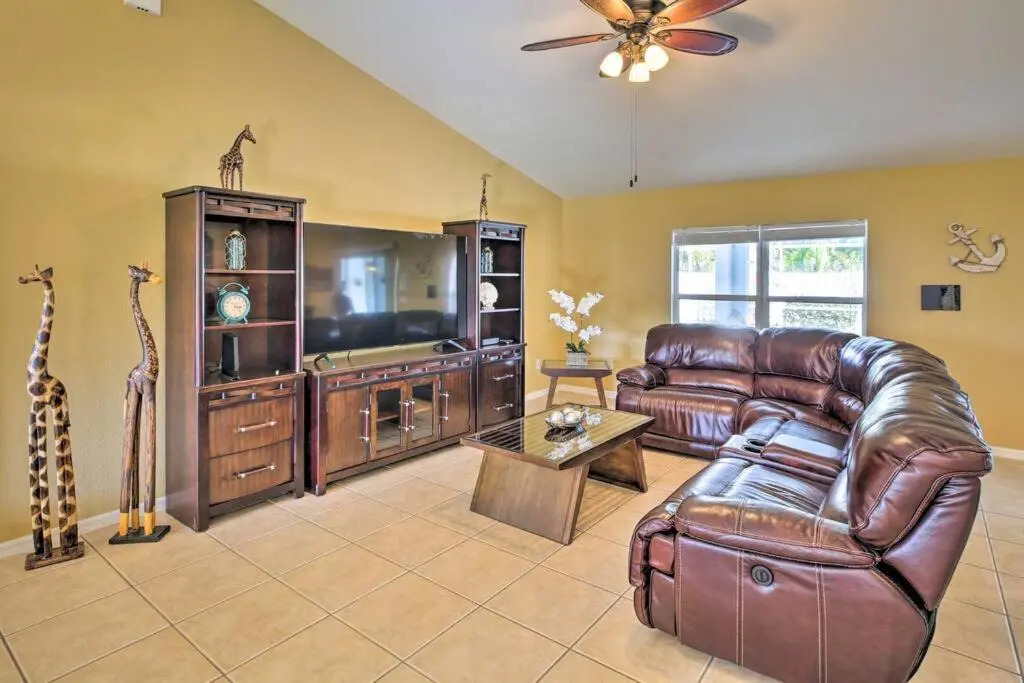 Sun-Dappled Cape Coral Oasis, 5 Mi to Beach!