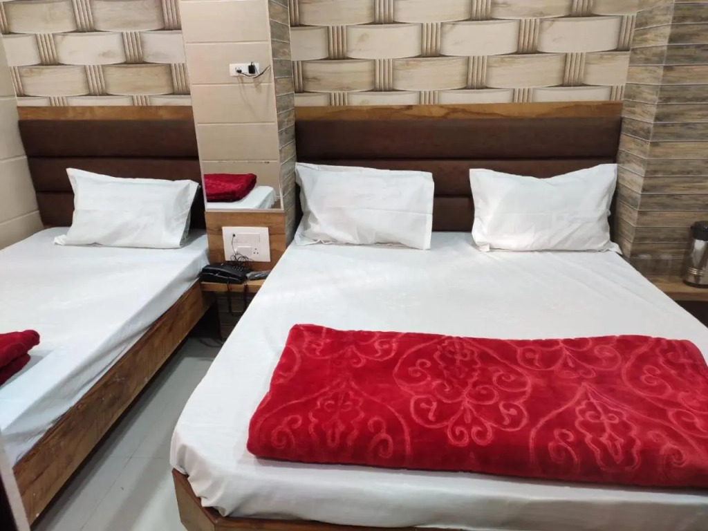 Hotel Al Sharif Manzil 90 Mtrs from Dargah